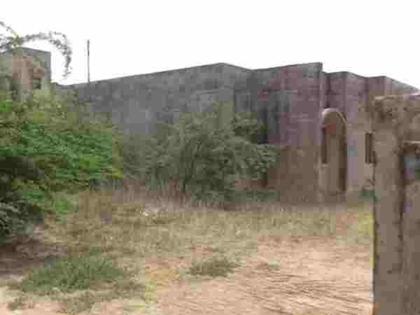 खंडहर में तब्दील हुआ अस्पताल