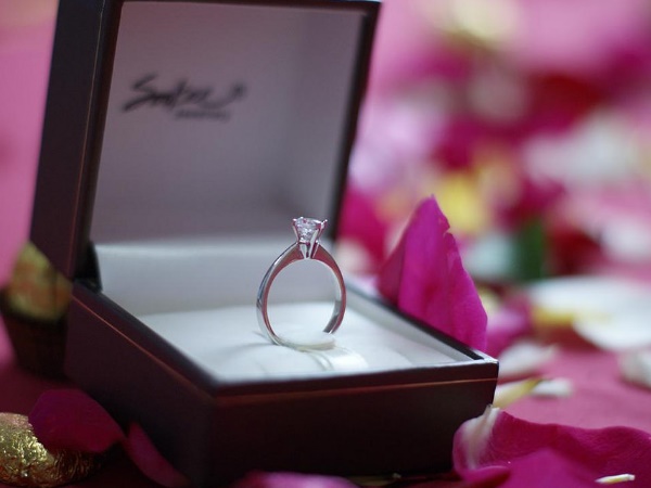 ब्वॉयफ्रेंड को देख हैरान रह गई गर्लफ्रेंड ब्वॉयफ्रेंड को देख हैरान रह गई गर्लफ्रेंड