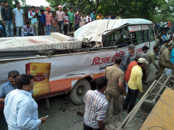 वाराणसी में निर्माणाधीन फ्लाईओवर का हिस्सा गिरा, 12 की मौत