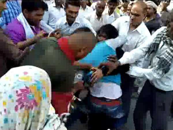A love couple beaten by husband on highway in Agra