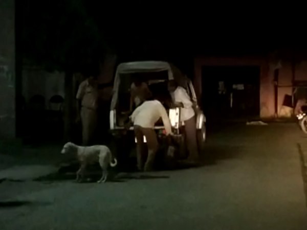 घायल को अपनी गाड़ी से अस्पताल लेकर पहुंची थी पुलिस