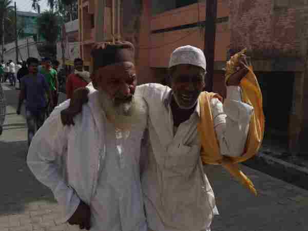 A private bus trample four people,two died on the spot