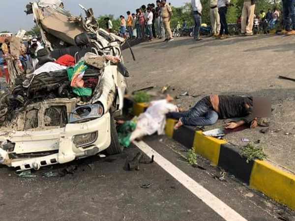 ट्रक से टक्कर में हुआ दर्दनाक हादसा