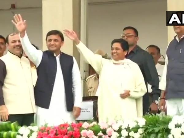 कुमारस्वामी के शपथ समारोह में यूपी की सियासत से जुड़ी खास तस्वीर आई सामने कुमारस्वामी के शपथ समारोह में यूपी की सियासत से जुड़ी खास तस्वीर आई सामने