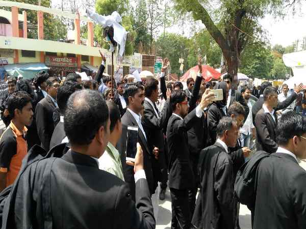 पोस्टमॉर्टम के बाद घर पहुंचा वकील का शव घर पर हजारों उमड़ा जनसैलाब