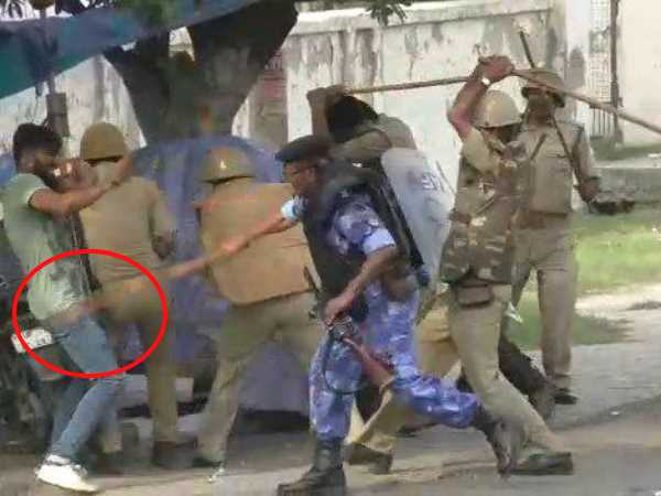 प्रदर्शनकारियों ने जिन्ना का पुतला फूंका