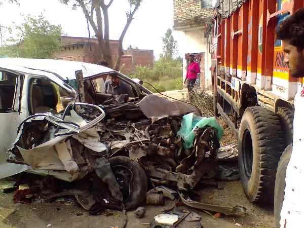 ट्रक और इनोवा में हुई टक्कर