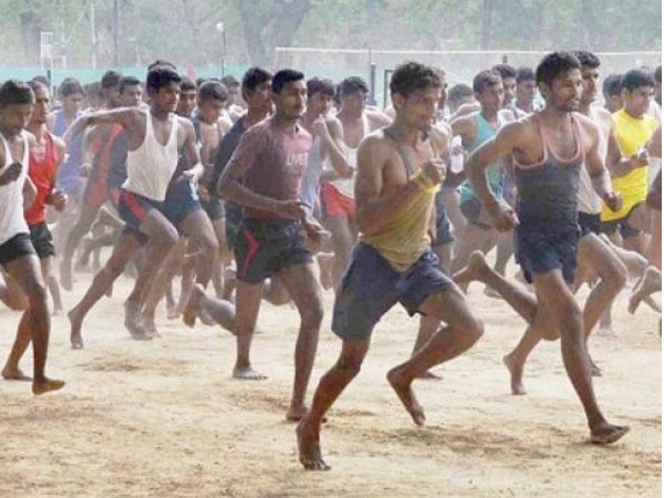 नापतोल के दौरान पकड़ा गया अभ्यर्थी