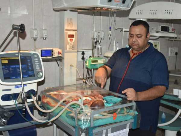 लाइफ सपोर्ट सिस्टम पर कोलोडियन बेबी