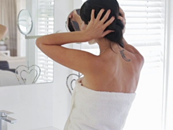 ड्राइवर महिला को छुपकर देख रहा था