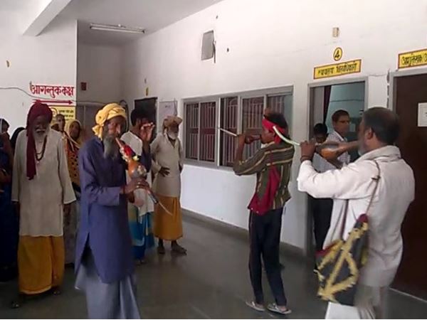 kannauj strange protest of Snake charmer in front of Dm office kannauj strange protest of Snake charmer in front of Dm office
