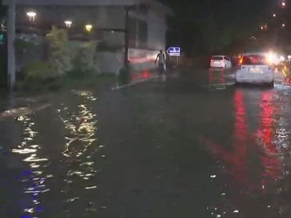 बेंगलुरू। कर्नाटक में शनिवार को मतदान होना है और इसके लिए बड़े पैमाने पर तैयारियां भी चल रही हैं। वहीं राज्य के कई जिलों में भारी बारिश हुई है। शनिवार को भी राज्य के कुछ हिस्सों में बारिश का पूर्वानुमान है। माना जा रहा है कि मौसम का असर मतदान पर बी पड़ सकता है। बारिश के चलते कुछ जगहों पर जलभराव भी हुआ है। मौसम विभाग ने भी कर्नाटक में मतदान के दिन बारिश का अनुमान जताया है। अगर बारिश हुई तो साफ तौर पर इस मतदान पर भी असर देखने को मिल सकता है। शुक्रवार की दोपहर ही मौसम विभाग ने दक्षिण कर्नाटक के कुछ क्षेत्रों में भारी बारिश हो रही है। हांलांकि उत्तर कर्नाटक में मौसम साफ रहने के अनुमान हैं। वहीं बेंगलुरु में शनिवार को बारिश हो सकती है। आपको बता दें कि शनिवार को राज्य में विधानसभा के लिए वोट डाले जाएंगे। बीते एक माह से सभी राजनीतिक दल चुनाव प्रचार में जुटे हैं। भाजपा जहां राज्य में वापसी के लिए कोशिश कर रही है, वहीं कांग्रेस एक बार फिर से सरकार बनाने की कोशिश मे है। वहीं जेडीएस भी बड़ी ताकत बन सकता है। ऐसे में अगर बारिश हुई तो हो सकता है कि मतदान का प्रतिशत कम रहे और इससे कुछ पार्टियों के आंकड़े गड़बड़ा जाएं। 