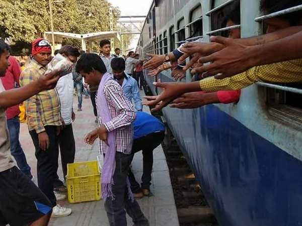 राजा भैया के हैं पिता राजा भैया के हैं पिता