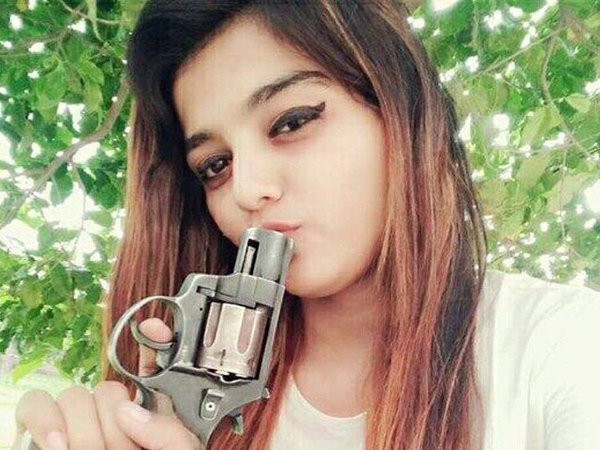 हाथ में तलवार लेकर सड़क पर कर रही है वसूली