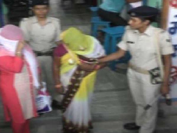 पापा मैं रेड लाइट एरिया में फंसी हूं, मुझे यहां से निकलवाइए