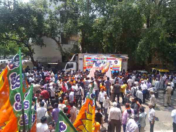कांग्रेस के दफ्तर को सांप सूंघा, बीजेपी में हर जगह भगवा जश्न