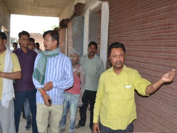 allahabad goons thrown back to back 11 bomb on 2 contractor allahabad goons thrown back to back 11 bomb on 2 contractor