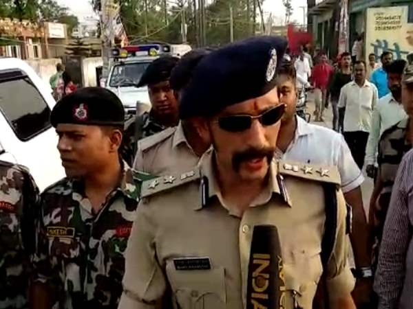 कैदियों ने ही गाड़ी में फोड़ा बम