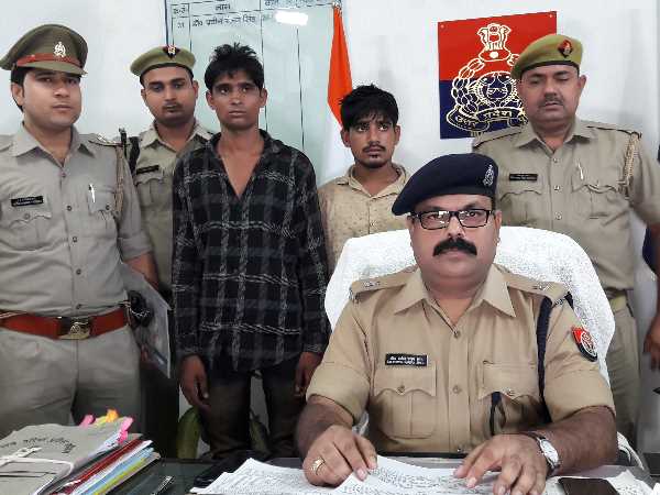 ATM से रुपए निकाले में एक्सपर्ट है गांव