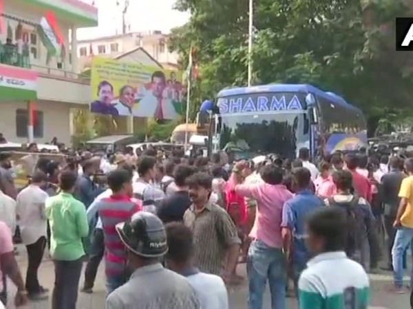 विधायकों को रिसॉर्ट ले जाने की जिम्मेदारी डीके शिवकुमार को दी गई विधायकों को रिसॉर्ट ले जाने की जिम्मेदारी डीके शिवकुमार को दी गई