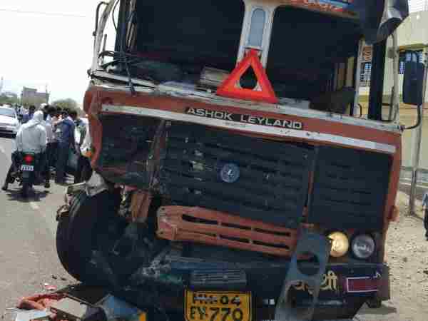 Eight killed when truck and tempo collided in Maharashtra