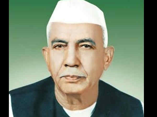 चौधरी चरण सिंह सपने में भी आ जाएं लोग उनकी पार्टी को सुबह उठकर वोट दे आते हैं चौधरी चरण सिंह सपने में भी आ जाएं लोग उनकी पार्टी को सुबह उठकर वोट दे आते हैं