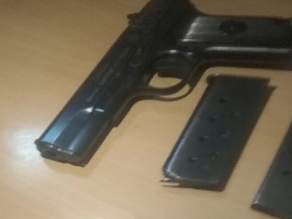 shamli security forces caught a old man during smuggling of pistol 
