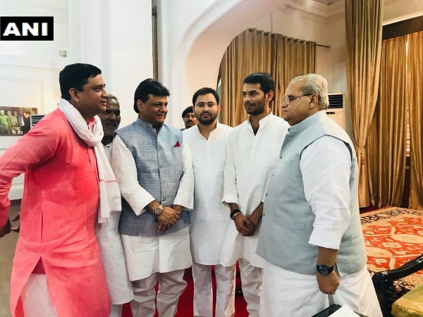 शुक्रवार को तेजस्वी यादव ने राज्यपाल से की मुलाकात