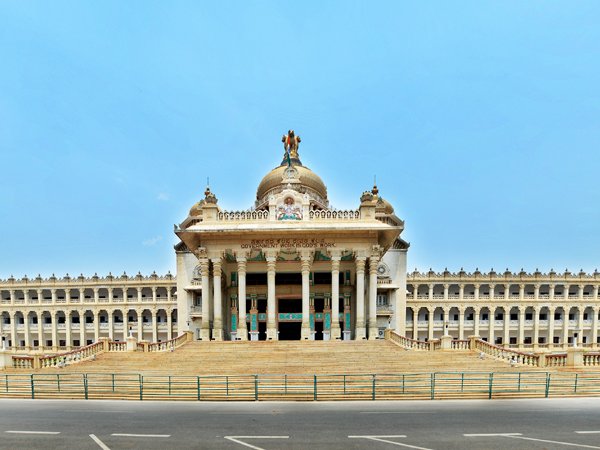 3- प्रोटेम स्पीकर ही नए विधायकों को शपथ दिलाएंगे