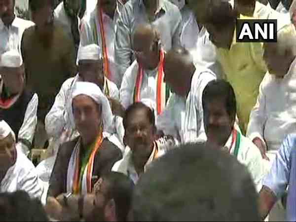  नरेंद्र मोदी के चंगुल में आनंद सिंह: कांग्रेस