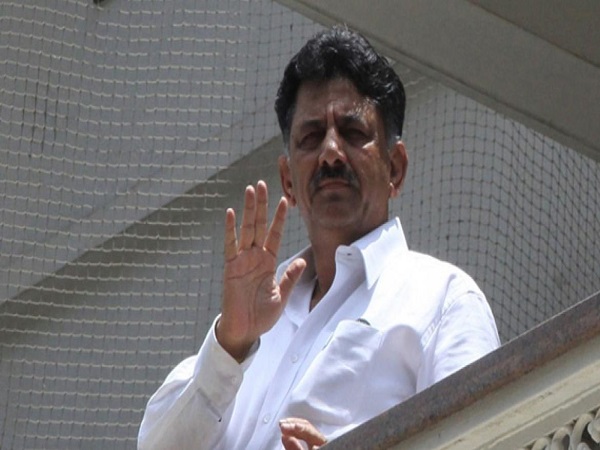 डीके शिवकुमार बोले- मैंने सांसदों को गिफ्ट किए फोन