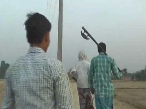 हथियार लेकर महिलाओं के साथ जाते हैं लोग