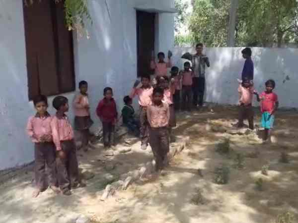 Students not going to school due to fear of dogs in Farrukhabad