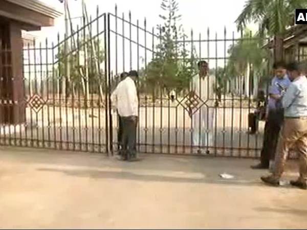 Karnataka Police forces removed outside Eagleton Resort where Congress MLAs lodged 