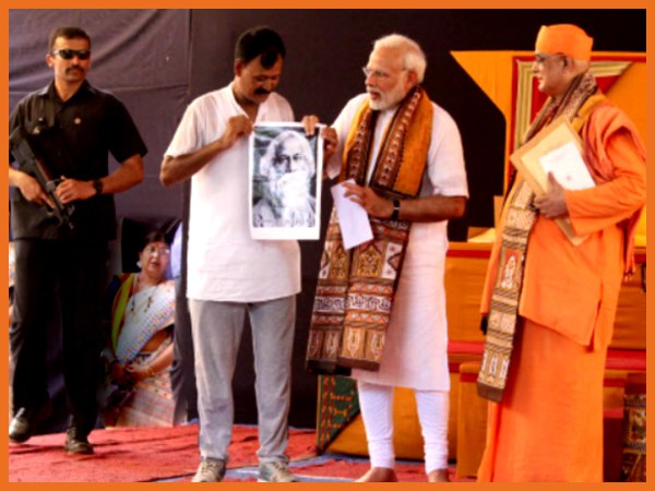 मंच से उतरते समय घटी ये घटना