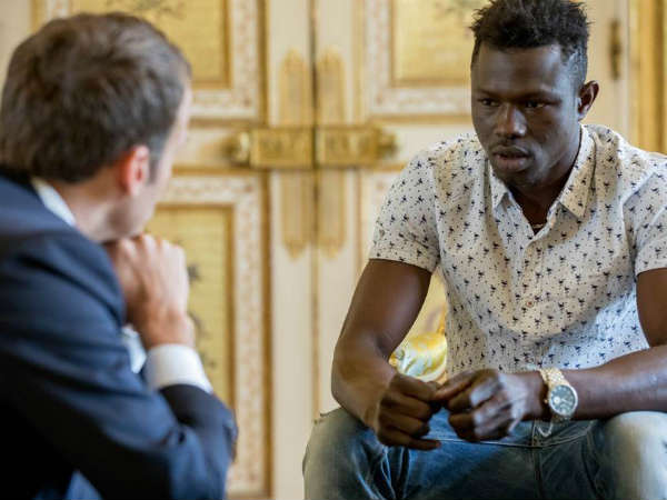 मैंक्रों ने दिया बहादुरी का मेडल 