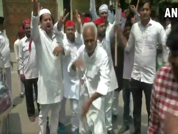 सपा कार्यकर्ताओं में जश्न का माहौल