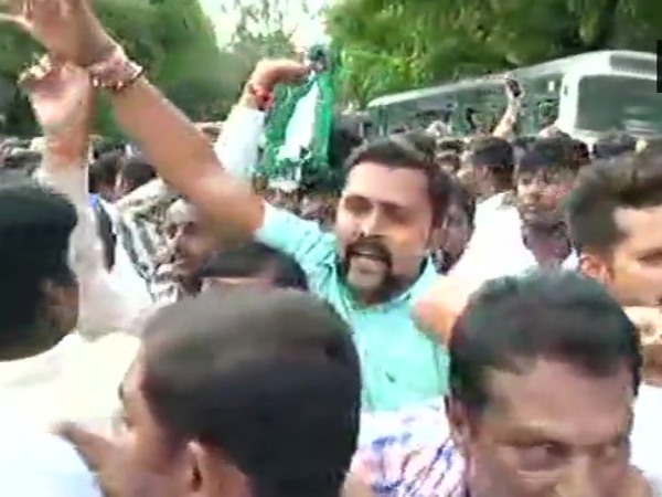 जेडीएस और कांग्रेस कार्यकर्ताओं का हंगामा जेडीएस और कांग्रेस कार्यकर्ताओं का हंगामा