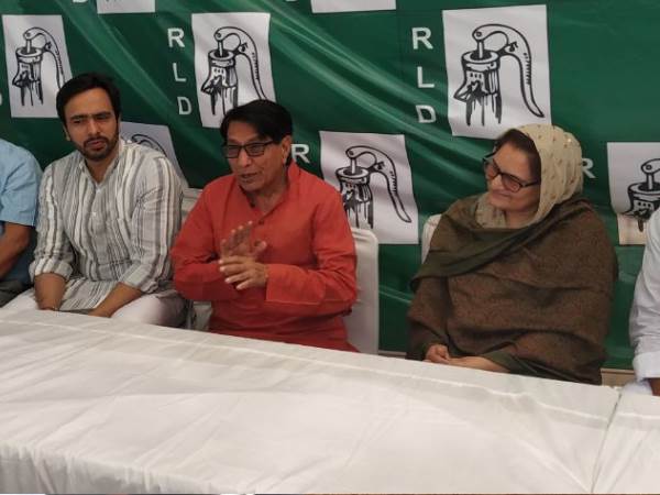 राजनीति महत्वाकांक्षाओं को लेकर है झगड़ा