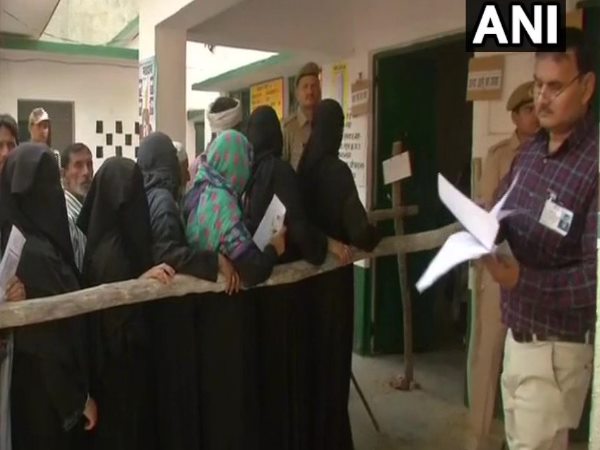 'वोटरों को रोकना चाहती है सरकार'