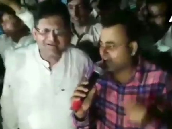 ट्रांसफर के बाद रखी गई थी फेयरवेल पार्टी ट्रांसफर के बाद रखी गई थी फेयरवेल पार्टी