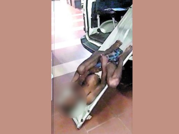 विरोध करने पर स्‍ट्रेचर से धक्‍का दे दिया जिससे मौत हो गई