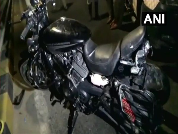 कार लाल रंग की टोयोटा ईटीओस लिवा ने मारी टक्कर