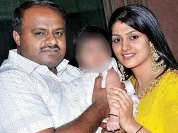 कुमारस्वामी ने कन्नड़ एक्ट्रेस राधिका से की थी दूसरी शादी कुमारस्वामी ने कन्नड़ एक्ट्रेस राधिका से की थी दूसरी शादी