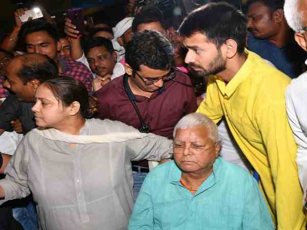 खबर आई की लालू यादव का आवेदन रांची के प्रशासनिक गलियारों में फंस गया है