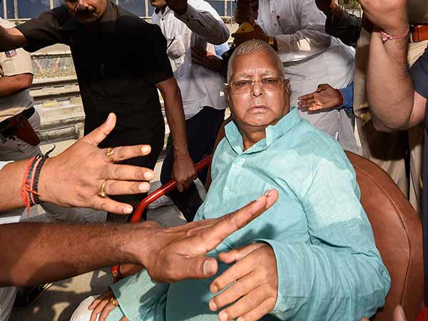 तेजस्वी ने रघुवर दास को फोन मिलाया