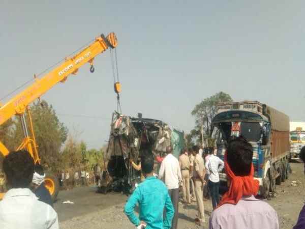 Five killed after bus and truck collide in Maharashtra