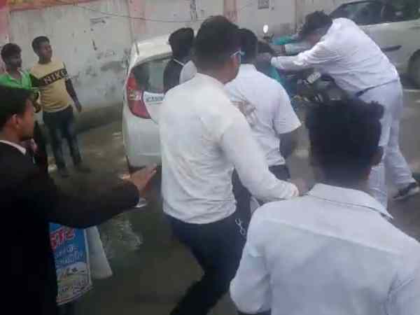 Father and son beaten by advocates in Mathura