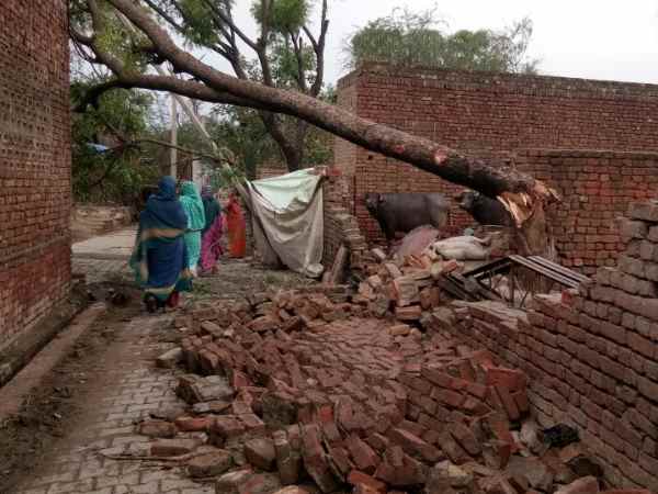 कहीं खंभा गिरा, कहीं पेड़, कहीं ट्रैक्टर पलटा