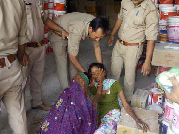 Two died with sacks of cements fell in Lucknow